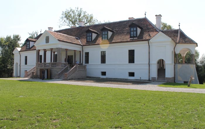 INTBAU Norge var i 2015 partner i et EØS-prosjekt for restaurering og ny bruk som museum, av Kalnoky jaktslott i Transylvania, Romania. Vi arrangerte under restaureringen et en ukes kurs i tradisjonelle håndverksteknikker, med både rumenske og norske deltakere. Les mer om prosjektet her: Short Course in Restoration Crafts: Transylvania, Romania | INTBAU